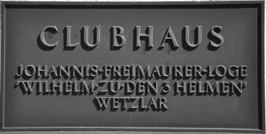 Tafel an der Außenmauer mit der Inschrift Clubhaus