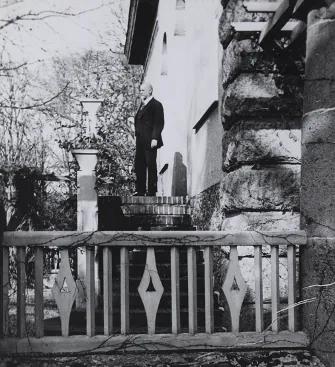 Gustav Winkelmann, Meister vom Stuhl, auf der Freitreppe des Logenhauses