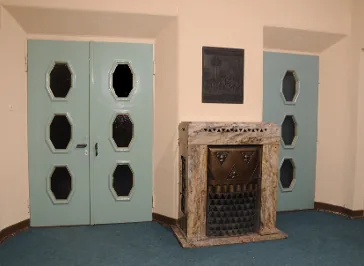 Der Kamin in der Eingangshalle heute