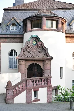 Das Eingangsportal an der Nordseite des Logenhauses