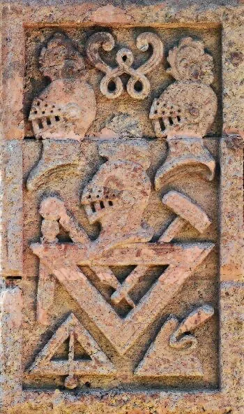 Wappen der Loge als Steinrelief an der Hauswand